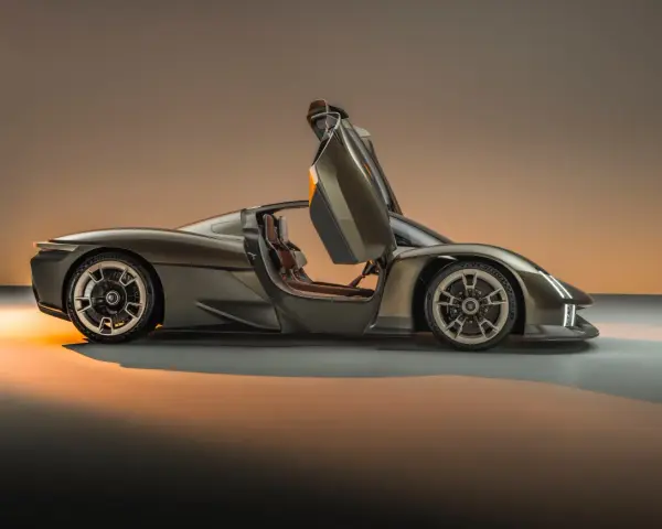 Porsche 918 Spyder z otwartymi drzwiami, widok z boku, w brązowym kolorze.