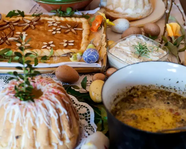 Kiedy śniadanie wielkanocne: babka, mazurek, jajka, chrzan i żurek na stole.
