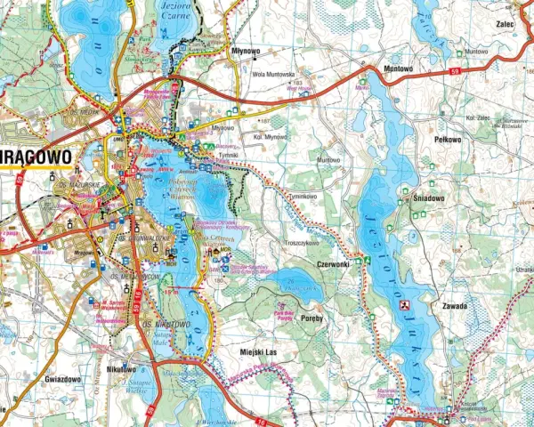 Mapa pokazuje, gdzie leży Mrągowo, otoczone jeziorami i lasami. Widać drogi, miejscowości i szlaki.