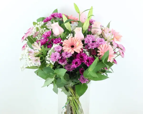 Un ramo de flores rosas y moradas, con lirios y gerberas, es un símbolo de la flor de la amistad.