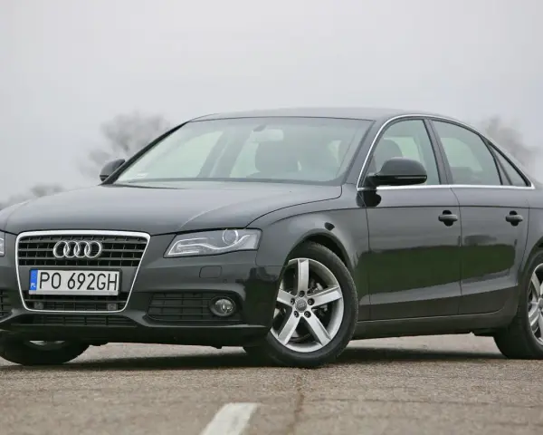 Ciemnoszare Audi A4 B8 2.0 TDI 143 KM na drodze. Zastanawiasz się, jaki akumulator do Audi A4 B8 2.0 TDI 143 KM będzie najlepszy?