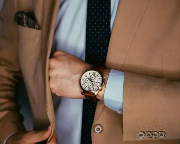 Jaką koszulę do beżowej marynarki wybrać, by wyglądać stylowo?
