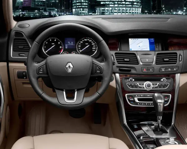 Wnętrze Renault Latitude: eleganckie drewniane wykończenia, nowoczesny kokpit i nawigacja. Wady i zalety tego modelu warto rozważyć przed zakupem.