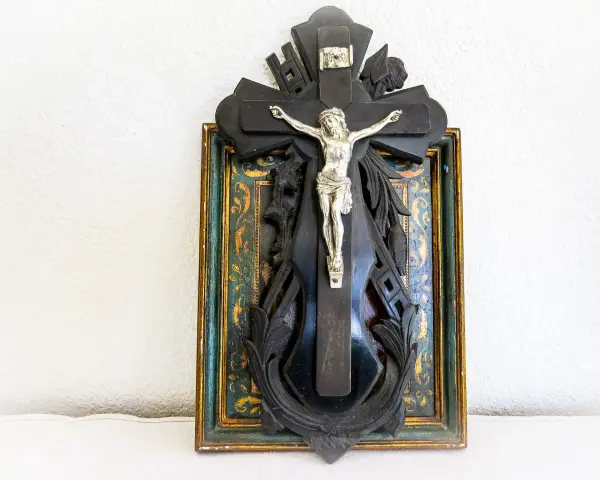Krzyż Pasyjny: Symbolika Arma Christi i jej znaczenie