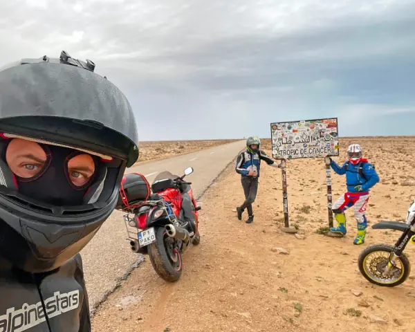 Motocykliści na pustyni w Afryce, przy znaku "Tropic of Cancer". Przygoda na motorach!