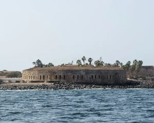 Fort d'Estrées, historyczna atrakcja Senegalu, z widokiem na ocean.