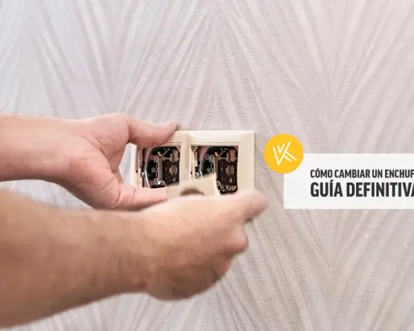 Manos trabajando en cómo cambiar un enchufe. Guía definitiva para una instalación eléctrica segura.
