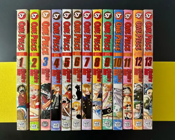 Reihe von 13 One Piece Manga-Bänden, nummeriert von 1 bis 13, mit bunten Cover-Illustrationen.