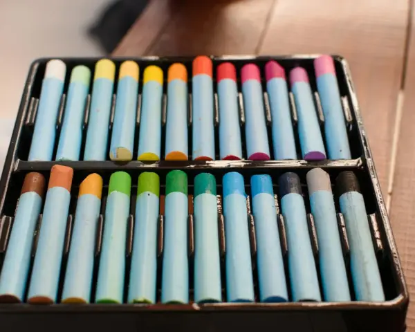 Caja de pasteles de colores vibrantes, listos para usar en cualquier tecnica pastel.
