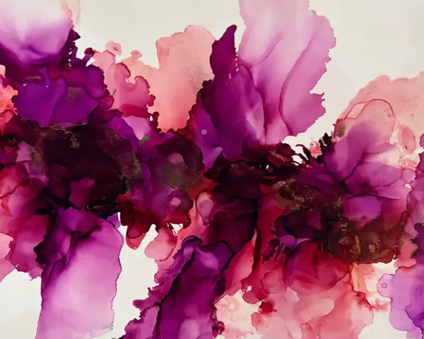 Explosion de couleurs vives sur toile, où l'encre alcool se mêle en dégradés de rose et de violet, évoquant des pétales de fleurs abstraites.