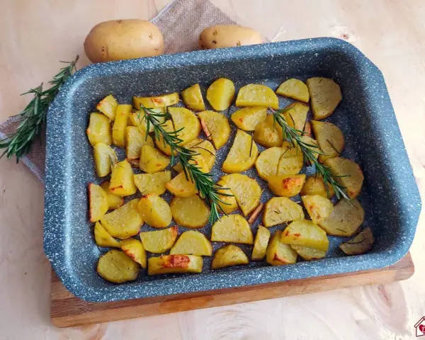 Patate al forno con rosmarino, un classico tra le ricette con patate, pronte per essere gustate.