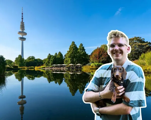 Mann mit Dackel genießt Hamburg umsonst am Wasser, Fernsehturm im Hintergrund.
