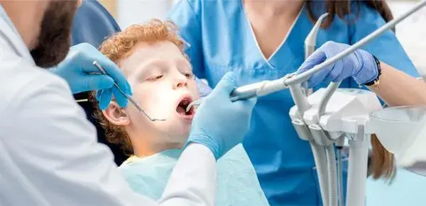 Czy dentysta to lekarz? Poznaj prawdę o zawodzie dentysty w Polsce
