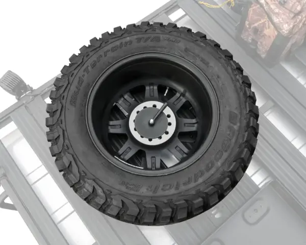 Koło zapasowe na dachu, gotowe na terenową przygodę. Opona BFGoodrich Mud-Terrain T/A na czarnej feldze.