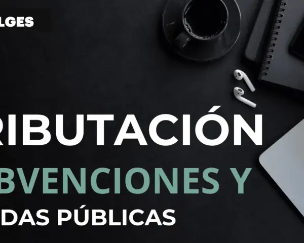 Texto en pantalla: TRIBUTACIÓN, SUBVENCIONES Y AYUDAS PÚBLICAS. Logo ALLGES. Un portátil, auriculares y taza de café.