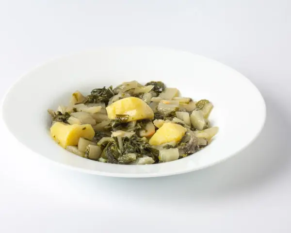 Plato de acelgas y patatas cocidas, perfecto para recetas saludables.