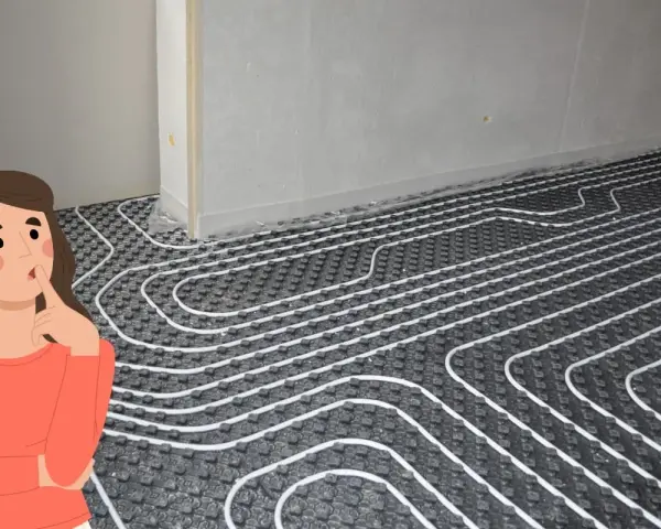 Una mujer pensativa observa la instalación de un sistema de suelo radiante, imaginando el confort que proporcionará.