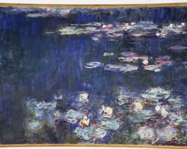 Un étang de nénuphars aux reflets bleus et roses, une œuvre emblématique de Claude Monet, baignée d'une lumière impressionniste.