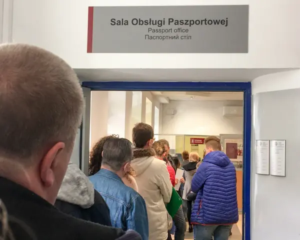 Kolejka do sali obsługi paszportowej. Zastanawiasz się, jak przyspieszyć wydanie paszportu? Czekanie może być długie.