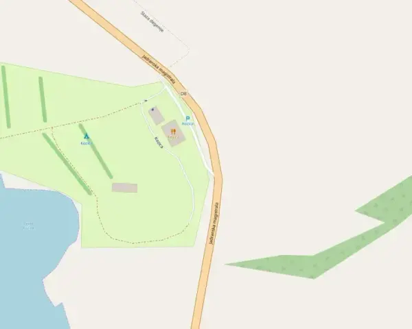 Mapa kempingu Kozica nad wodą, z drogą Jadranska magistrala, parkingiem i budynkami.