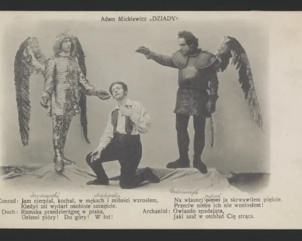 Konrad z "Dziadów" klęczy między dwoma aniołami. Jeden z nich, w zbroi, wyciąga rękę.