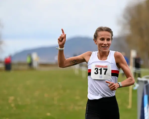 Sarah Lahti firar en seger, nummer 317, med ett leende och en uppsträckt arm.