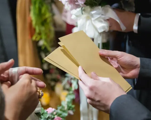 Jak podpisać kopertę ślubną? Uniknij faux pas i zaskocz klasą