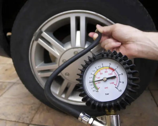 Controllo la pressione delle gomme, il freddo può causare pressione bassa. Il manometro indica un valore sotto la norma.