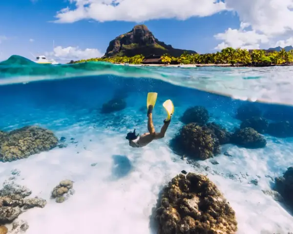 Podwodny świat Mauritiusa zachwyca. Uważaj na rafy koralowe podczas snorkelingu, by podziwiać piękno natury.
