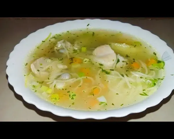Sopa de pollo casera: la receta tradicional que siempre triunfa