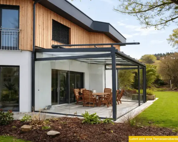 Moderne Glasdach-Terrasse mit Holztisch und Stühlen. Nachteile wie Hitzeentwicklung im Sommer sind zu bedenken.