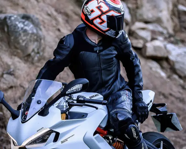 Motociclista con equipo completo, mostrando cómo debe quedar un casco de moto.