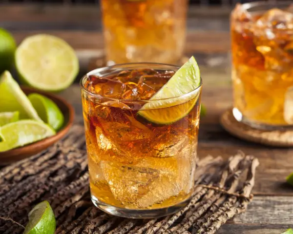 Orzeźwiający drink z bourbonem i limonką, idealny na upalne dni. Z czym pić bourbon? Z pewnością z cytrusami!