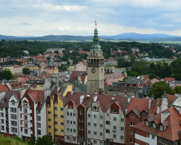 Widok na kłodzko stare miasto z charakterystyczną wieżą zegarową i kolorowymi kamienicami.