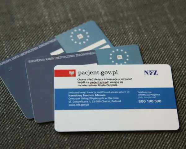 Kilka kart EKUZ i karta pacjenta z informacją o Internetowym Koncie Pacjenta.