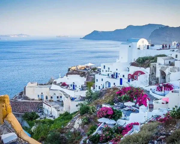 Santorini, Grecja. Czy do Grecji potrzebny jest paszport? Wystarczy dowód osobisty! Białe domy, błękitne morze, kwitnące bugenwille.