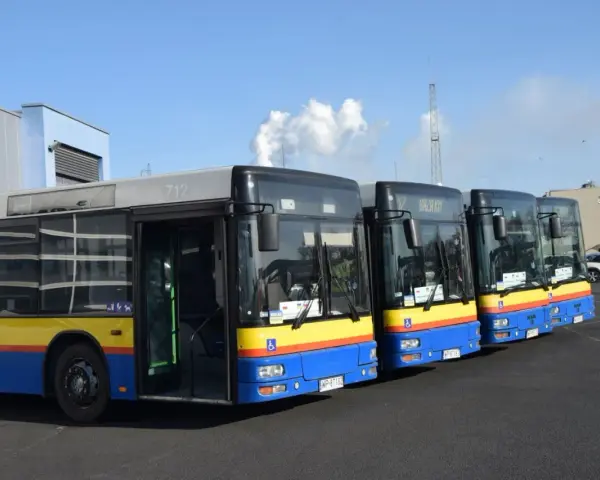 Autobus 130 rozkład jazdy. Kilka autobusów MAN w kolorach niebiesko-żółto-czerwonym stoi na parkingu.