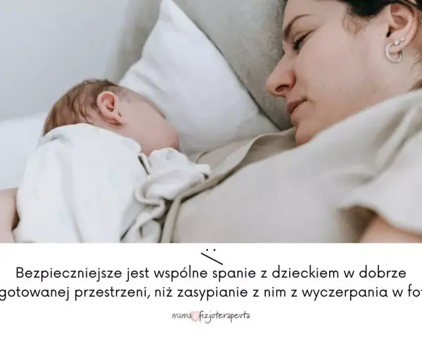 Mama i dziecko śpią razem. Bezpieczne wspólne spanie z dzieckiem w łóżku jest lepsze niż zasypianie z nim z wyczerpania w fotelu.