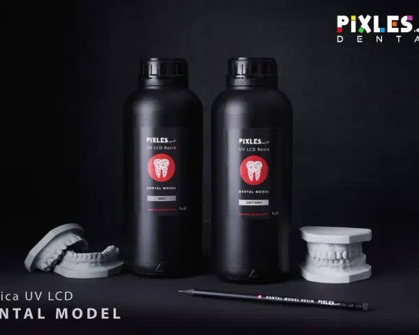 Dwie butelki żywicy UV LCD do modeli dentystycznych, obok modeli szczęk. Idealne do precyzyjnego druku 3D.