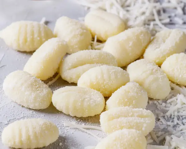 Frische, weiche Gnocchi-Pasta, bestreut mit etwas geriebenem Käse, bereit für ein köstliches Essen.