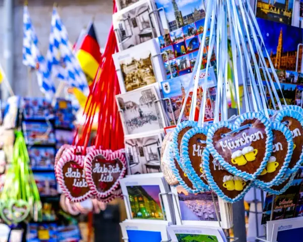 Serce z piernika z napisem "München" i kufelkami piwa, pocztówki z Niemiec. Idealne pamiątki, co warto kupić w Niemczech.