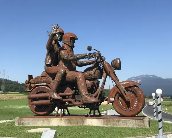 Scultura in metallo di due motociclisti su una Harley, un saluto iconico al raduno Harley Austria.
