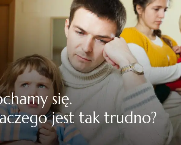 Smutna rodzina patchworkowa, ojciec zamyślony, matka z dzieckiem na ręku. Problemy w relacjach.