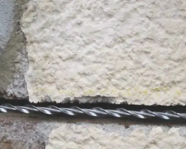 Kotwy spiralne do spinania muru – skuteczne wzmocnienie ścian ceglanych