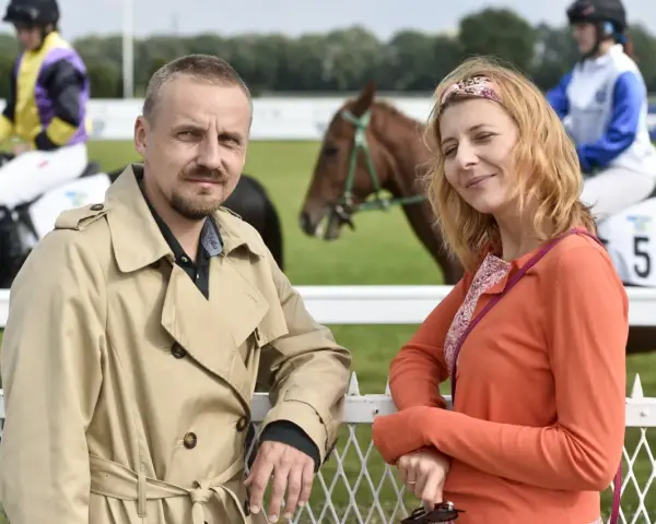 Para na wyścigach, on w beżowym prochowcu, ona w pomarańczowej bluzce. W tle konie i dżokeje. Czy małżeństwo to morderstwo?