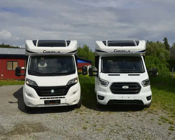 Två vita husbilar av märket Chausson står parkerade bredvid varandra. Ett problem med Chausson?