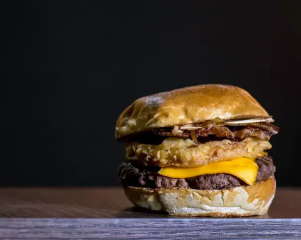 Jak zrobić burgera drwala - prosty przepis na pysznego burgera