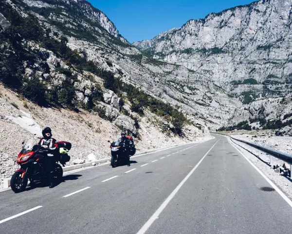 Motocykliści przemierzają malowniczą drogę przez góry, odkrywając najlepszą trasę z Polski do Albanii.