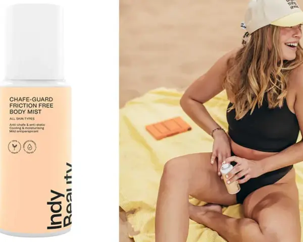 En kvinna på stranden använder en spray för att undvika skavsår mellan låren. Produkten heter Chafe-Guard Friction Free Body Mist.