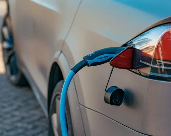Samochód elektryczny czy warto? Odkryj prawdziwe koszty i oszczędności